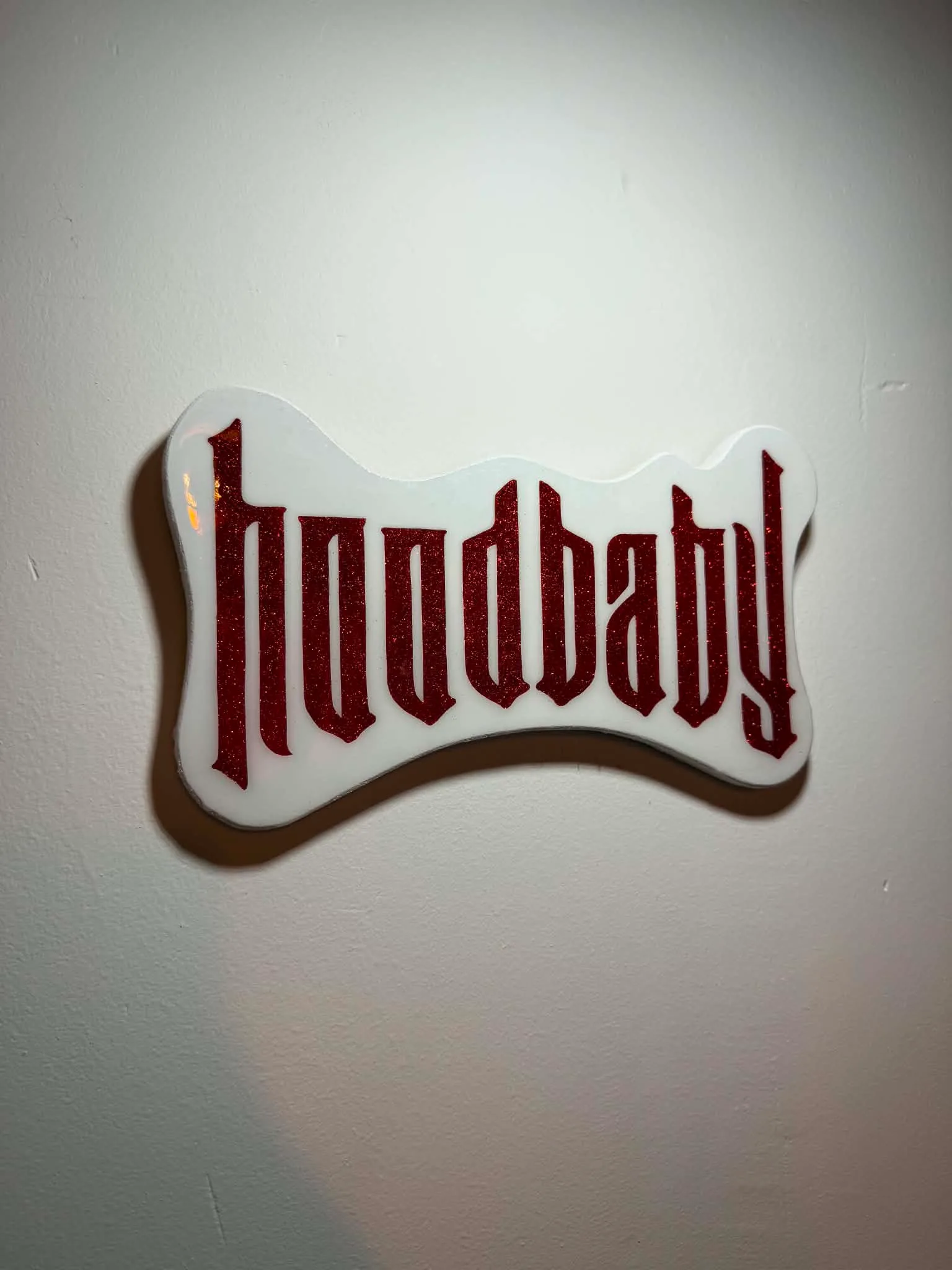 Hoodbaby — Bois découpé, acrylique pailletée et résine, 40 × 50 cm, fait main, 2026