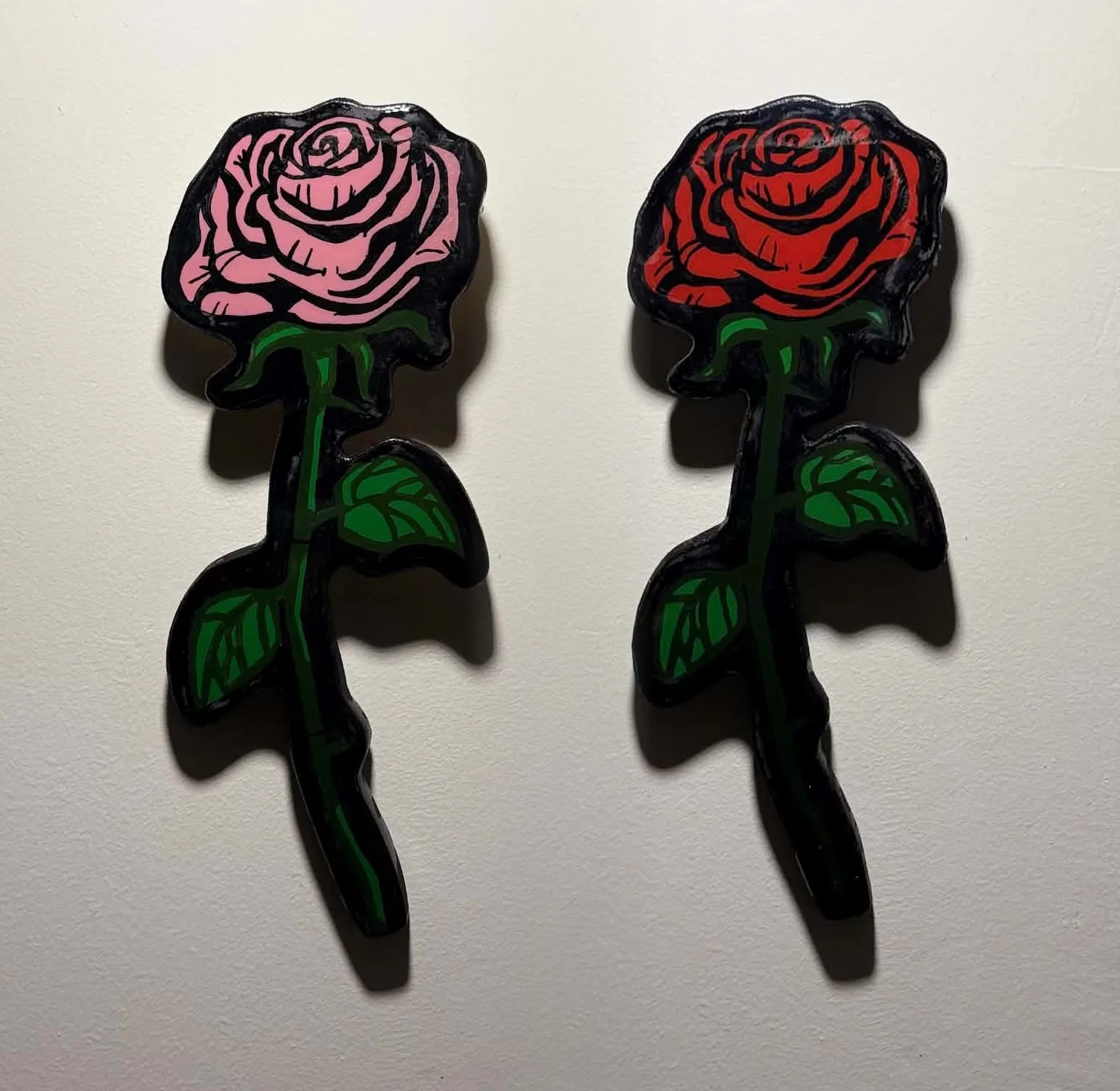 Roses — Bois découpé, acrylique et résine, 50 × 10 cm, fait main, 2020